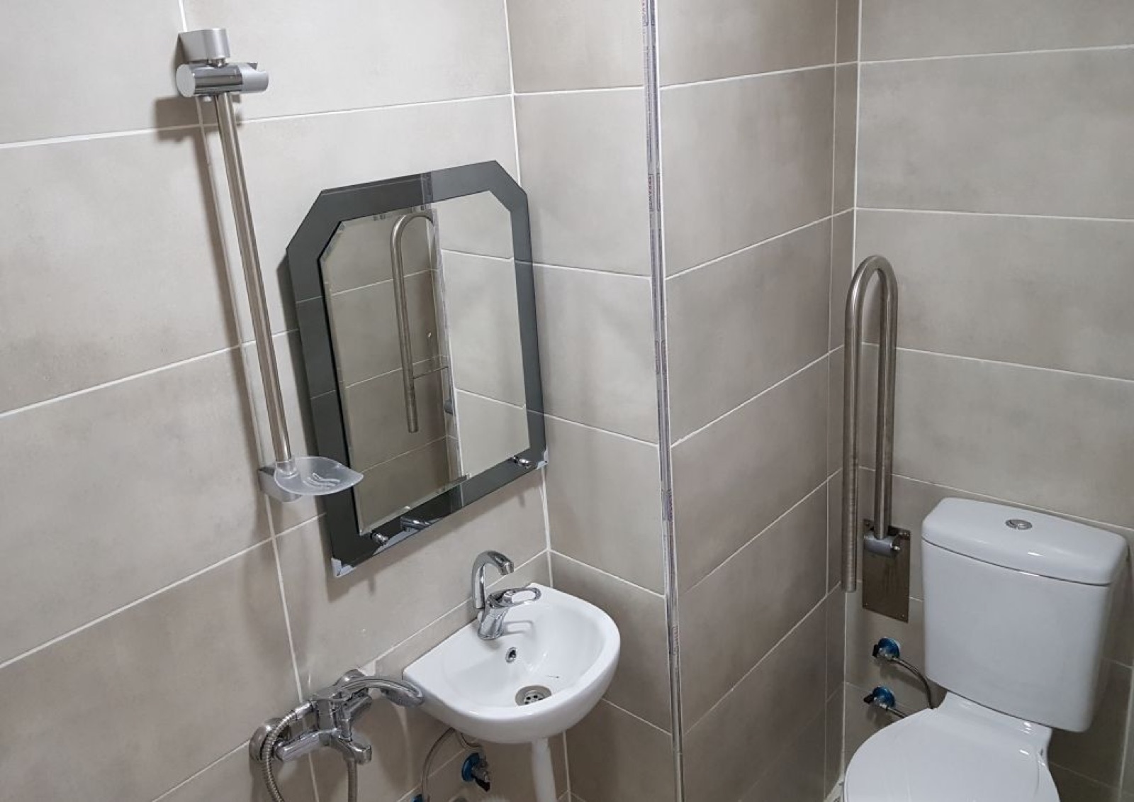 Erişilebilir banyo, tutunma barları