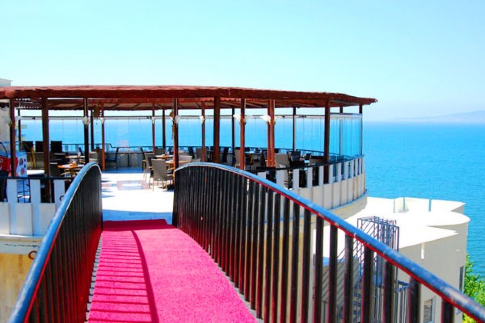 Teras kafeye çıkan rampa ve deniz